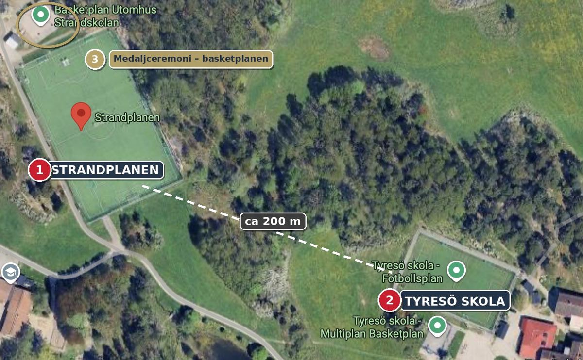 Karta: Strandplanen och Tyresö skola, ca 200 meter emellan. Medaljceremonin vid basketplanen norr om Strandplanen.